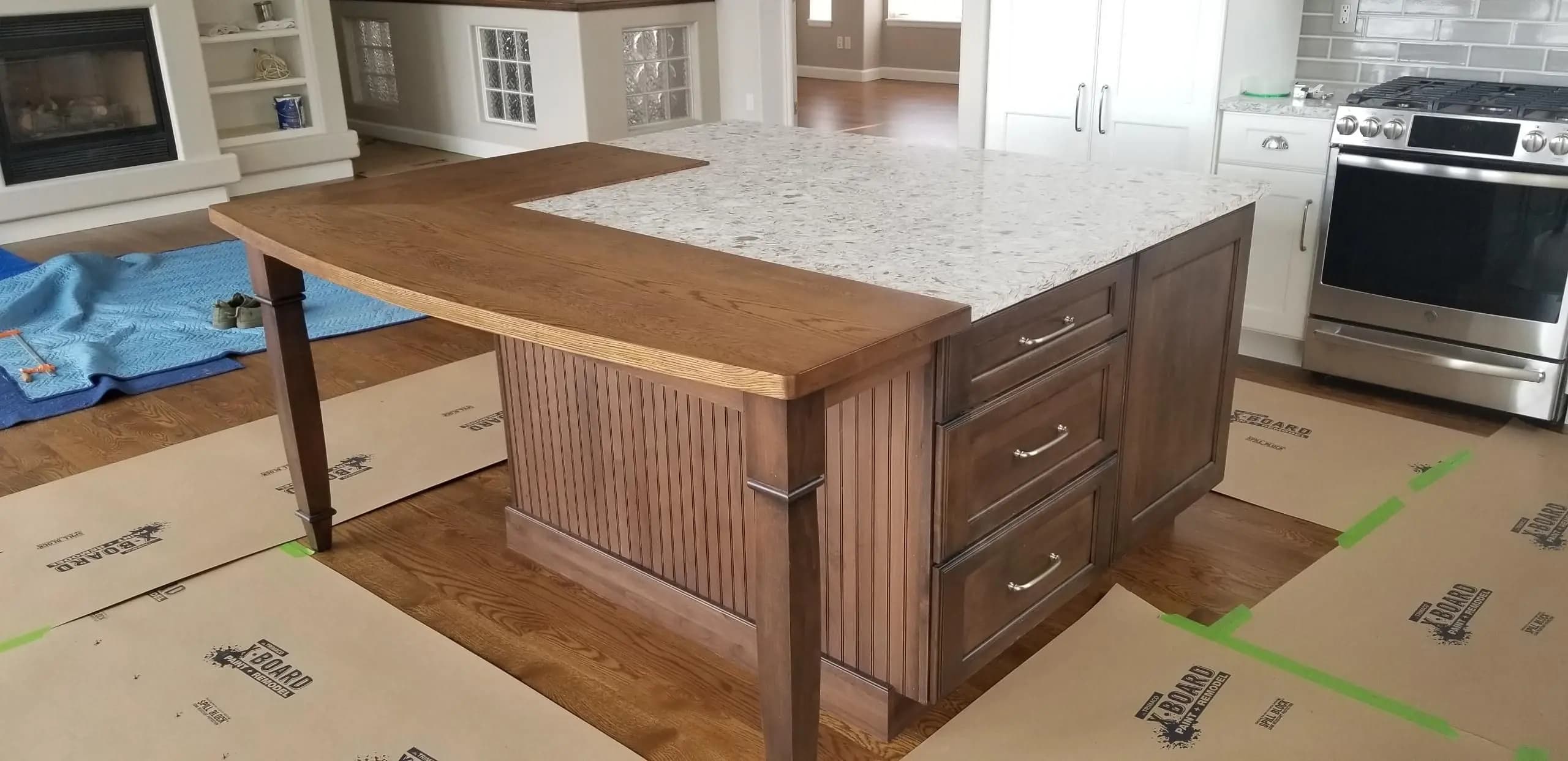 an table island in a kitchen